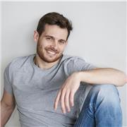 Profesor que acompaña al alumno al pensamiento y reflexión filosófica